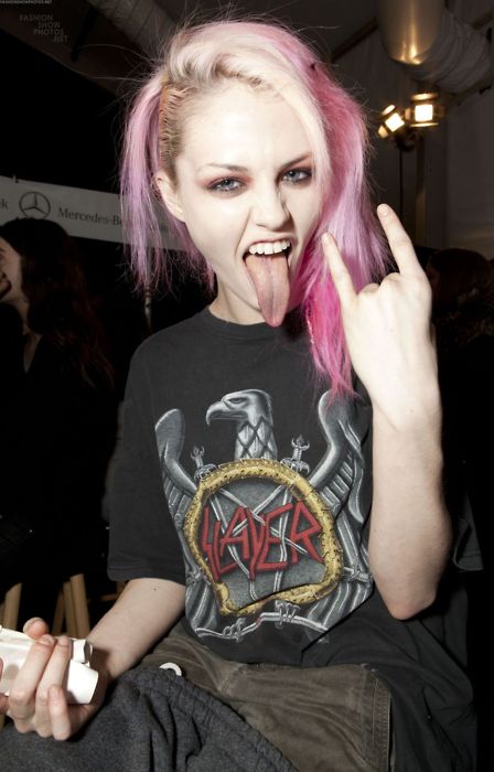 E o que impede desta moça gostar de metal e ter o cabelo rosa?