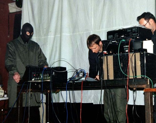 Eu faço mó cosplay de terrorista e ainda por cima tem gente que acha eletrônico industrial...