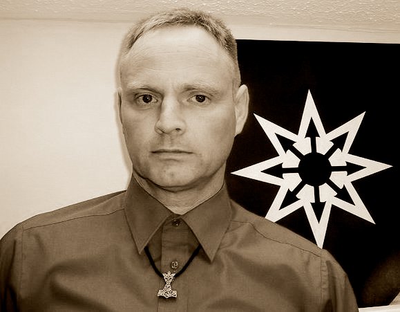 Troy Southgate, fundador do H.E.R.R., é criador do Nacional Anarquismo, linha de extrema direita que rejeita o liberalismo, o comunismo, o capitalismo e busca o fim do multiculturalismo na Europa, com a ideia de que os diferentes povos devem viver em comunidades separadas, com o propósito de não perderem suas identidades.